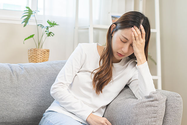 体調が悪い女性