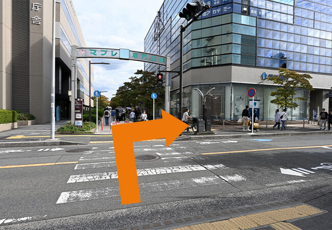 横断歩道を渡り、右折します